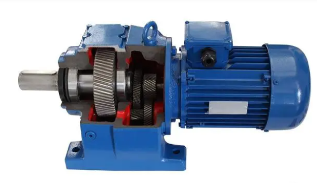 Какие опасности будут вызваны трещинами в заплечике выходного вала циклоидного редуктора XWEDV4/4-8160C-104?